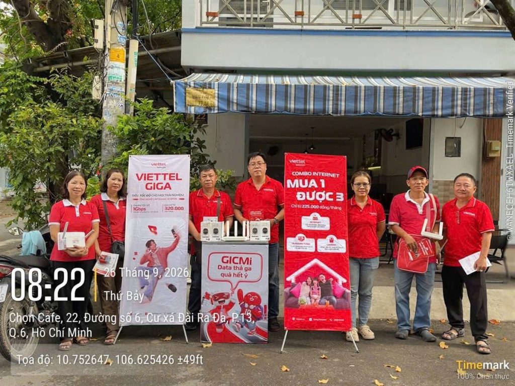 Nhân viên Viettel tư vấn Internet và WiFi lưu động tại cư xá Đài Ra Đa (Quận 6 cũ)