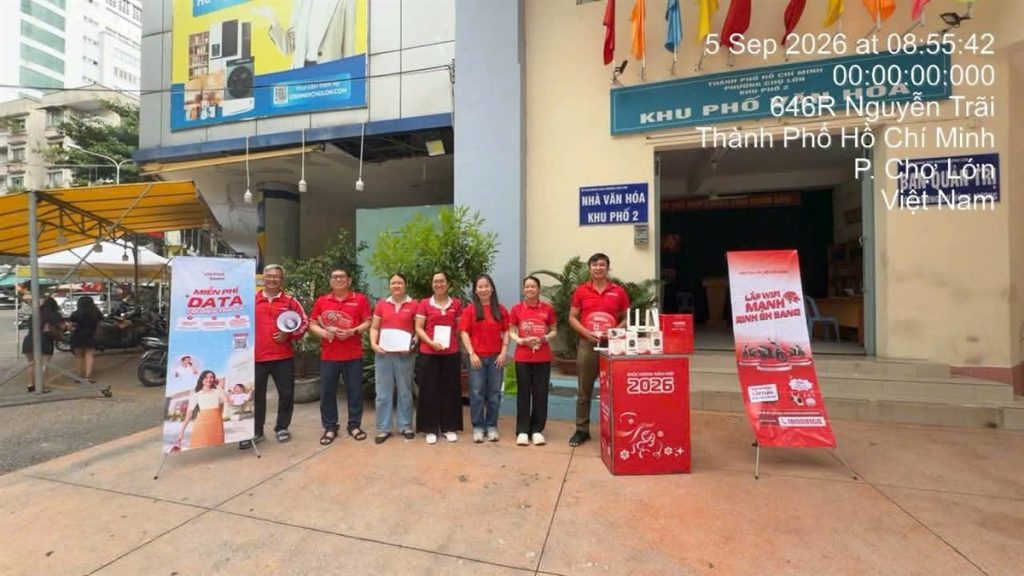 Nhân viên Viettel tư vấn dịch vụ lưu động trên đường Nguyễn Trãi, phường Chợ Lớn (Quận 5 cũ)