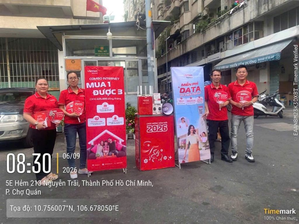 Nhân viên Viettel tư vấn dịch vụ lưu động trên đường Nguyễn Trãi, phường Chợ Quán (Quận 5 cũ)