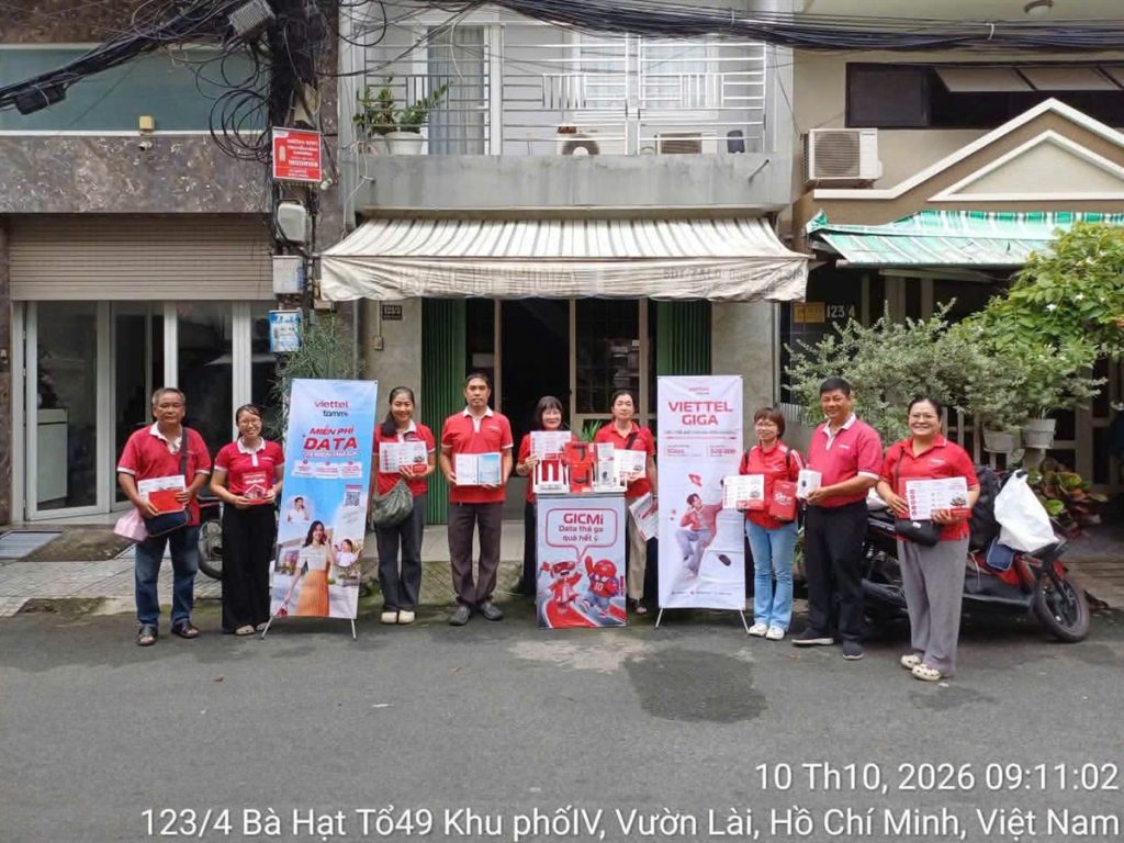 Nhân viên Viettel tư vấn dịch vụ lưu động trên đường Bà Hạt, phường Vườn Lài (Quận 10 cũ)